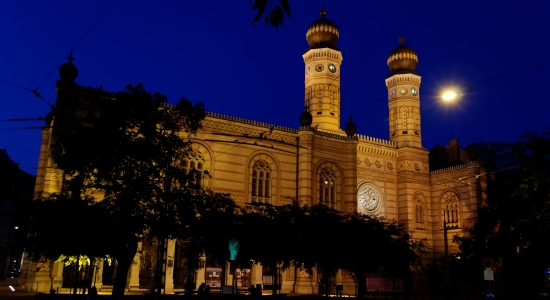 traslado del aeropuerto de budapest a la sinagoga judía de budapest en taxi, limusina, minivan, minibús y autocarh